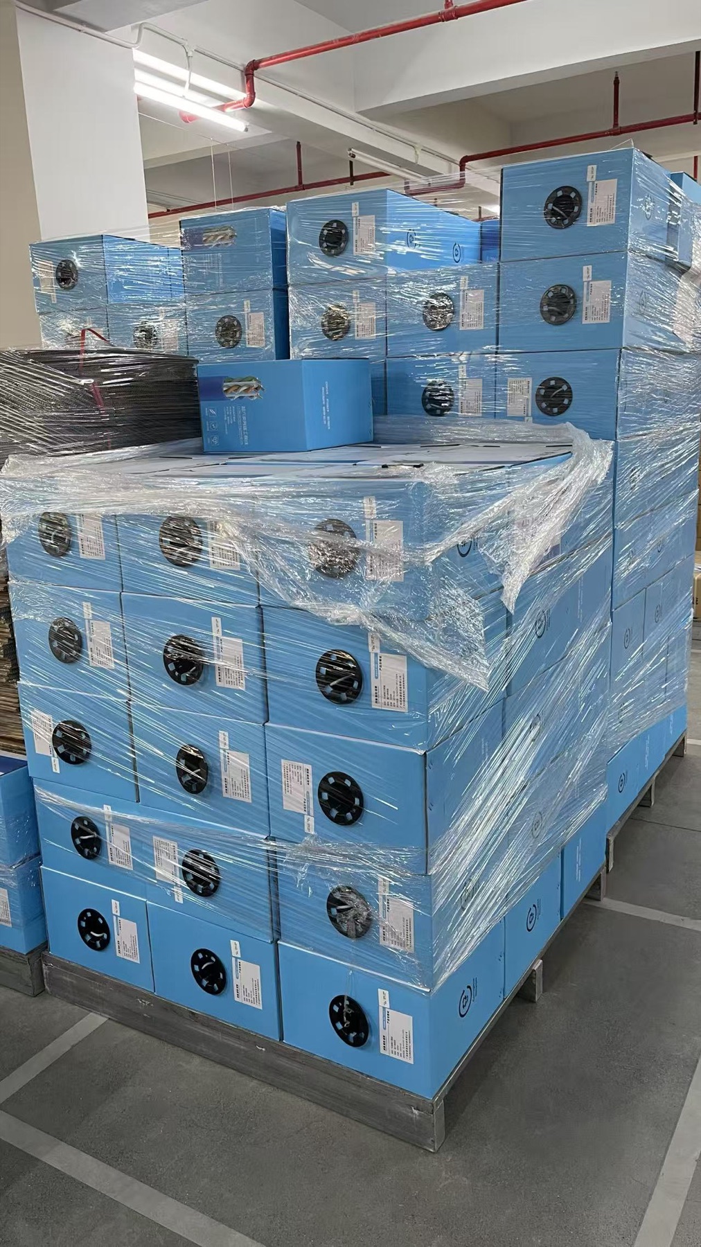Packed cable products prepared for dispatch