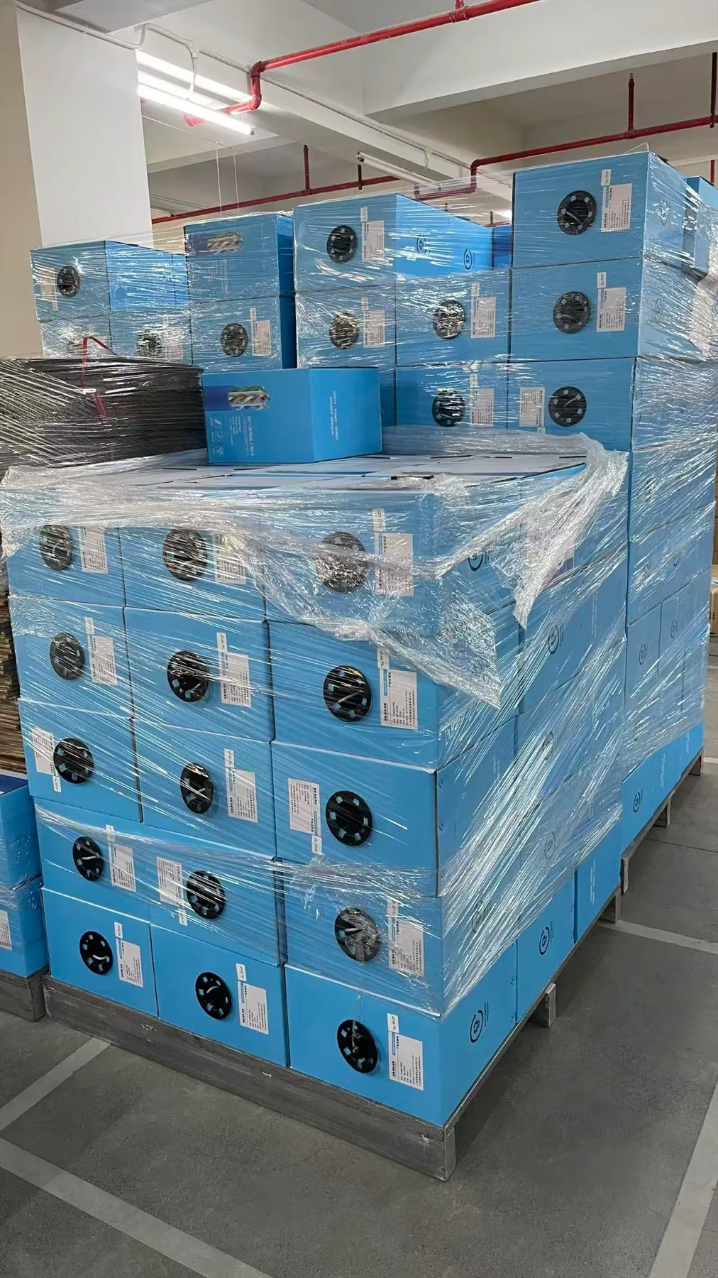 Packed cable products prepared for dispatch
